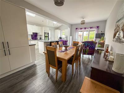 OPEN PLAN LIVING SPACE